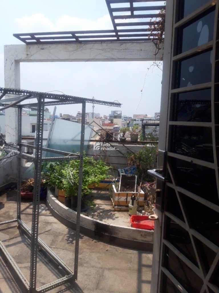 Nhà 1 trệt, lửng, 2 lầu, sân thượng.Xây chắc chắn, 4 PN, 4 WC, 