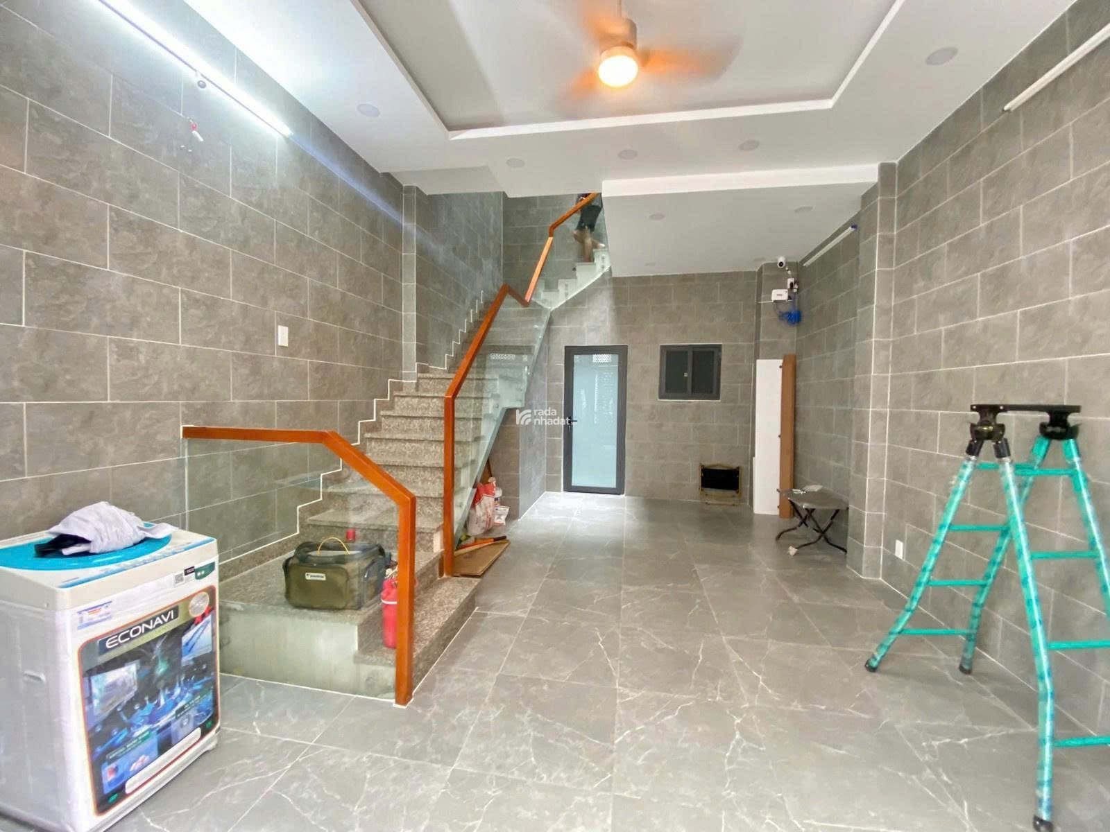 Gấp!! Nhà đẹp 50m2 nằm ngay Bến Vân Đồn, phường 1, Quận 4 - HXH - giá cực mềm - SHR sang tên ngay