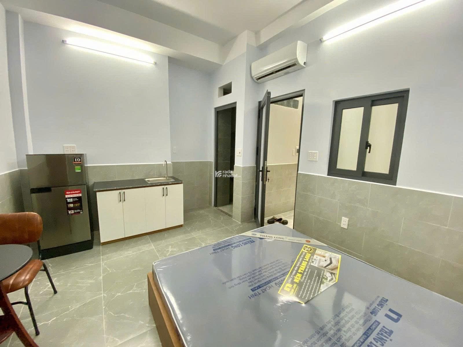 Gấp!! Nhà đẹp 50m2 nằm ngay Bến Vân Đồn, phường 1, Quận 4 - HXH - giá cực mềm - SHR sang tên ngay