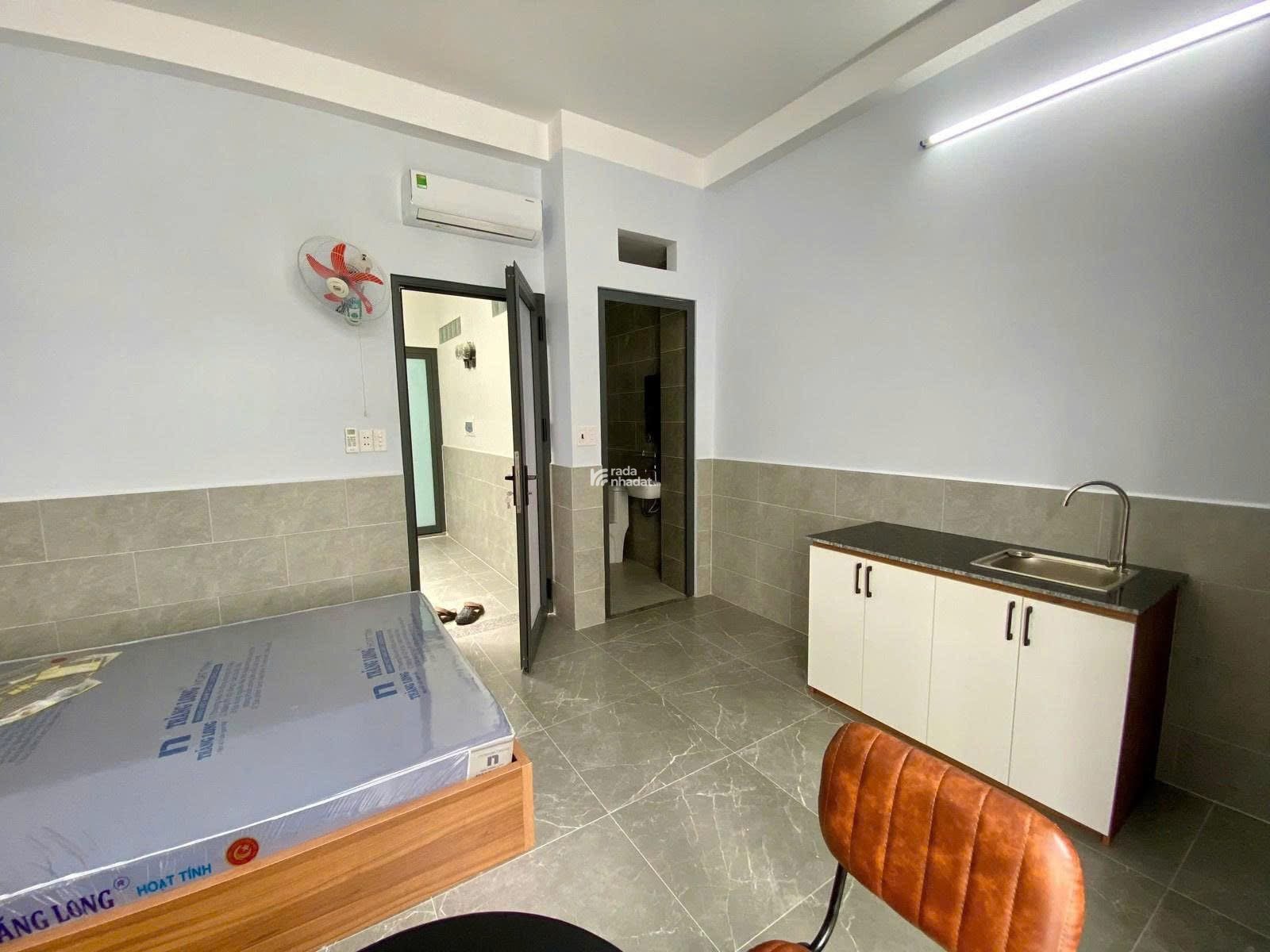 Gấp!! Nhà đẹp 50m2 nằm ngay Bến Vân Đồn, phường 1, Quận 4 - HXH - giá cực mềm - SHR sang tên ngay