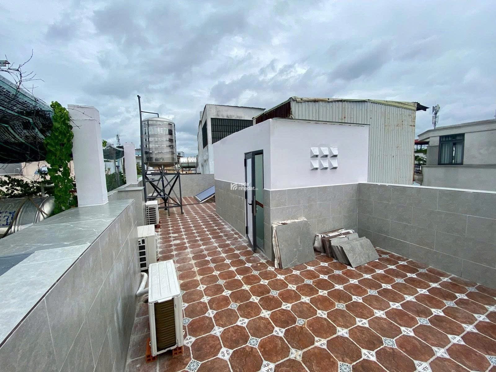 Gấp!! Nhà đẹp 50m2 nằm ngay Bến Vân Đồn, phường 1, Quận 4 - HXH - giá cực mềm - SHR sang tên ngay