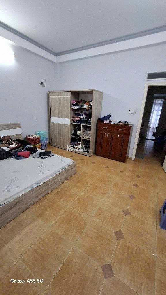 Kết cấu: Số tầng: 4 (gồm 1 trệt, 2 lầu, ban công, sân thượng,...) đúc BTCT chắc chắn, có 4PN, 4WC 