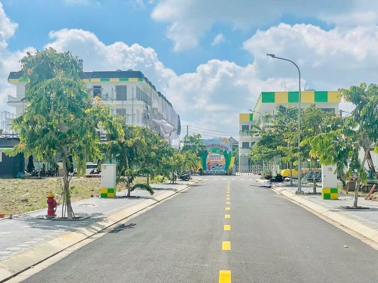 Cần bán lô đất mặt tiền DT824 - thị trấn Đức Hoà -  125m2 1ty2