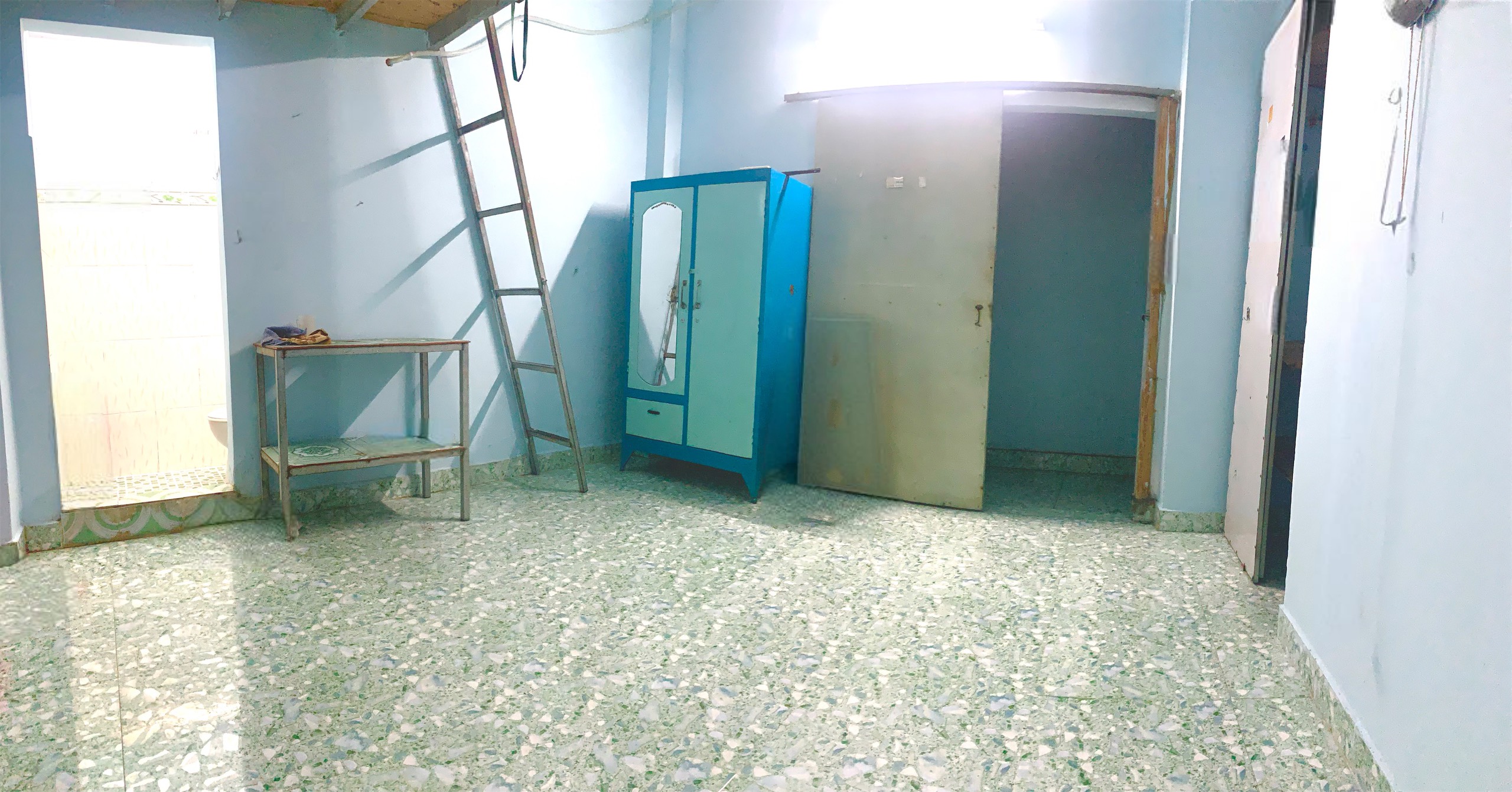 Còn phòng cho thuê giá rẻ, nvs riêng bên trong phòng giáp Q10 và QTB
