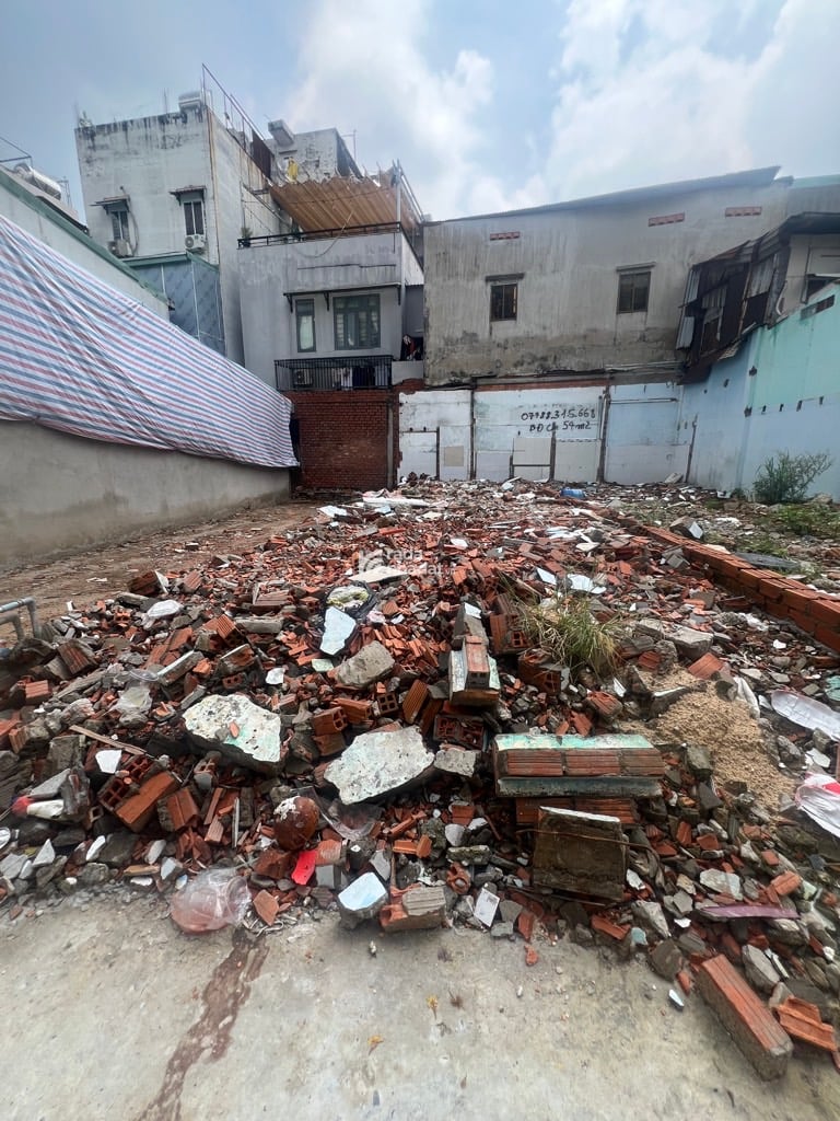 SÁT VÁCH Q11, SÁT MT LƯƠNG THẾ VINH, TÂN PHÚ, 130M2 TIỆN XÂY. GIẢM 550TR CHỈ 4.5T TL TỐT