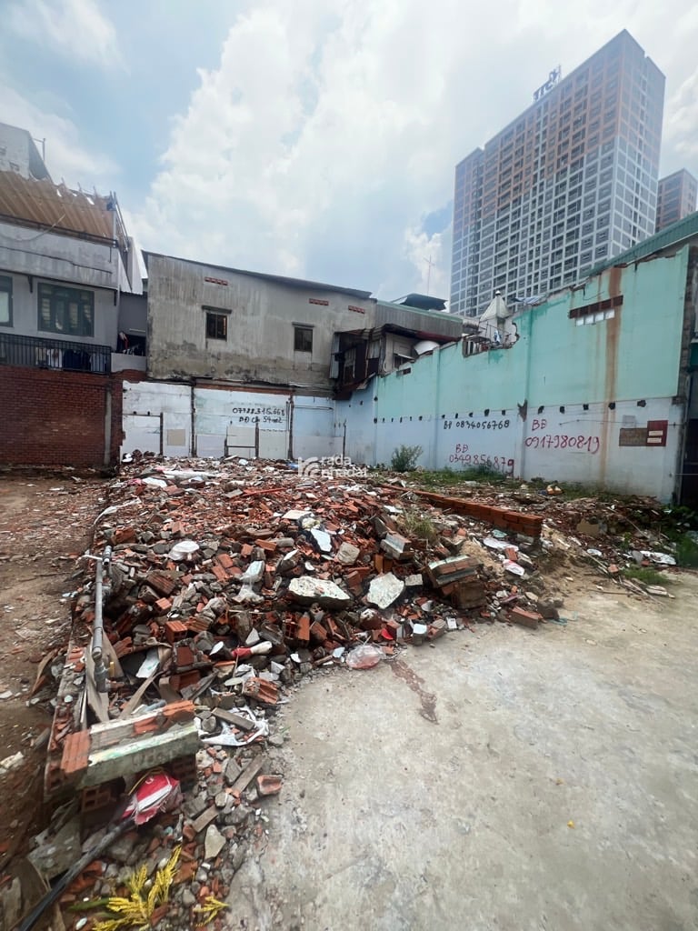 SÁT VÁCH Q11, SÁT MT LƯƠNG THẾ VINH, TÂN PHÚ, 130M2 TIỆN XÂY. GIẢM 550TR CHỈ 4.5T TL TỐT