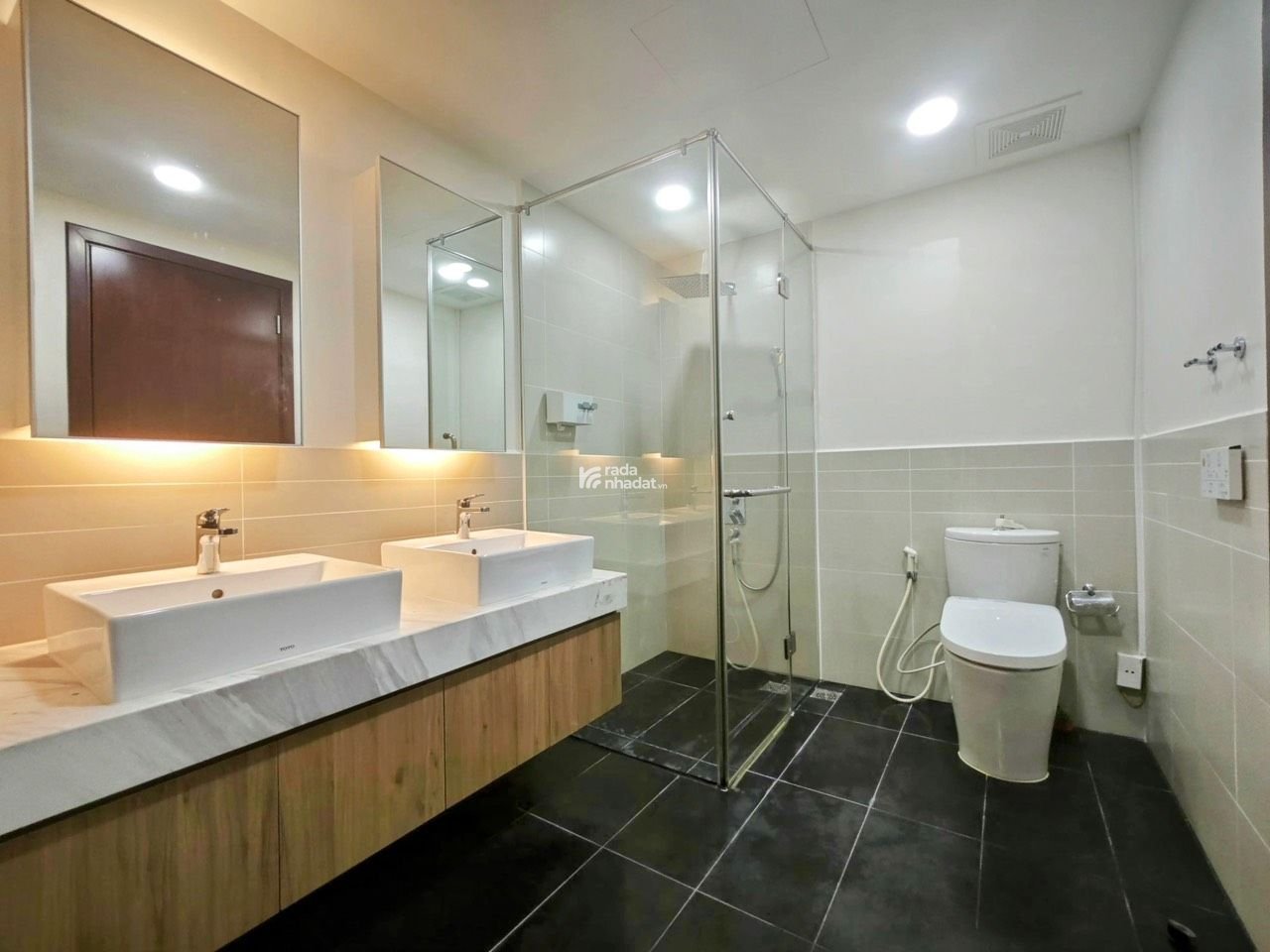 Bán căn hộ 107m2 2PN ở Watermark 395 Lạc Long Quân view Hồ Tây hướng mát giá tốt LH 0364 224 ***