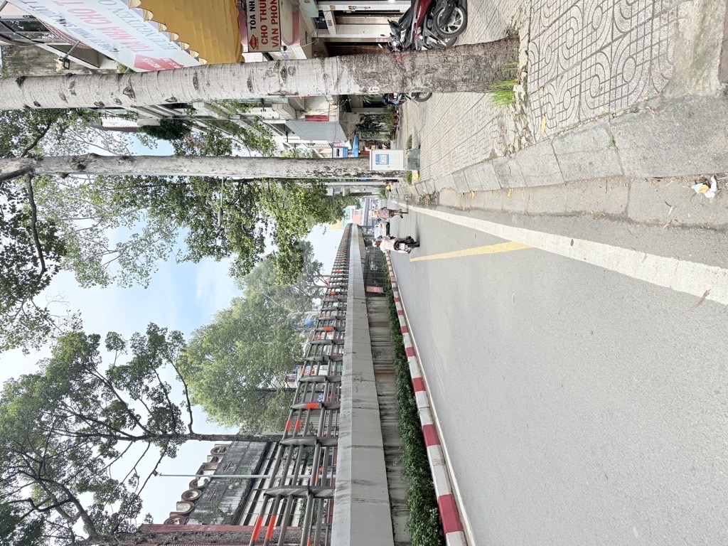 sát mặt tiền - giáp Q.5, Q.6, Q.10- Thuận tiện di chuyển ra các tuyến đường huyết mạch Hồng Bàng - 