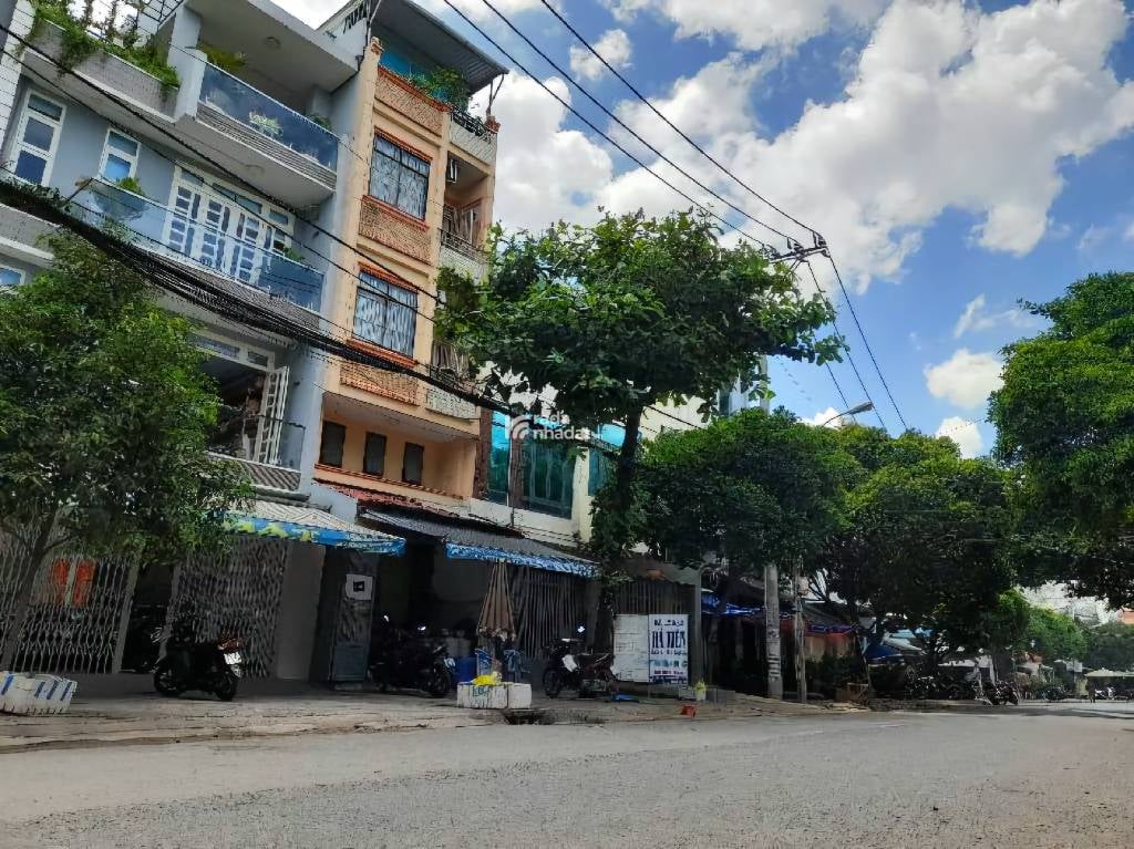 Nằm ngay mặt tiền đường vành đai Đầm Sen sạch đẹp