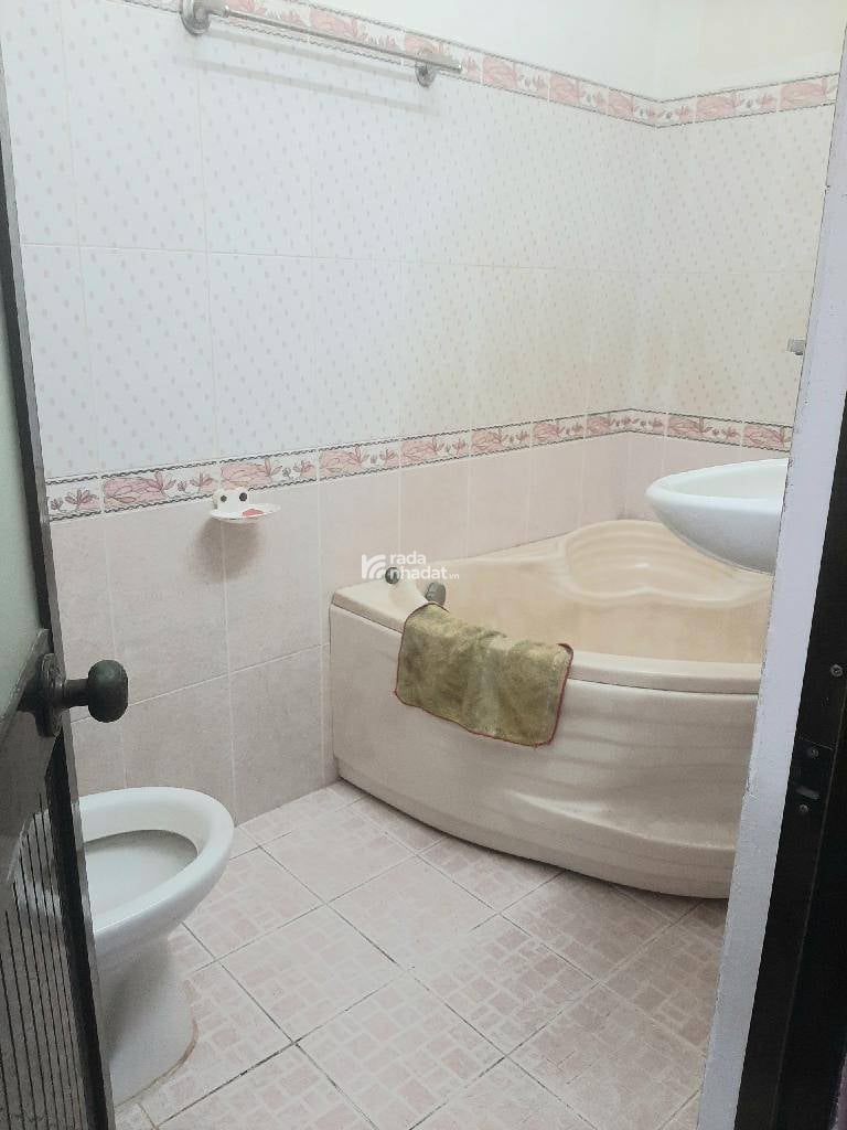 HẺM XE HƠI SÁT NHÀ, LẠC LONG QUÂN, TÂN BÌNH, 42M2 CÓ KC Ở NGAY. GIẢM 350TR CHỈ CÒN 4T TL 