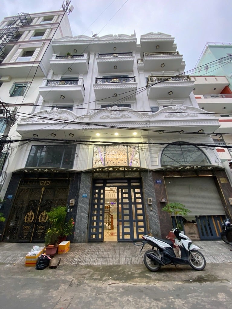 Hẻm trước nhà rộng sáu mét xe hơi ra vào thoải mái khu dân cư yên tĩnh an ninh tốt 