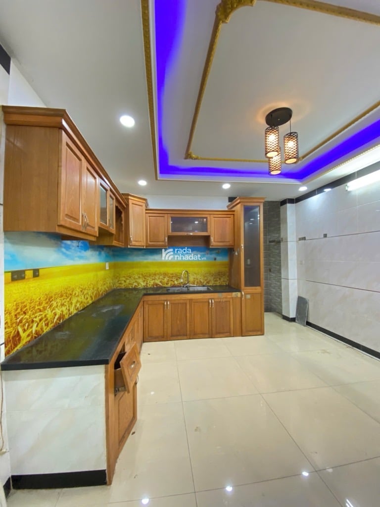 Hẻm trước nhà rộng sáu mét xe hơi ra vào thoải mái khu dân cư yên tĩnh an ninh tốt 