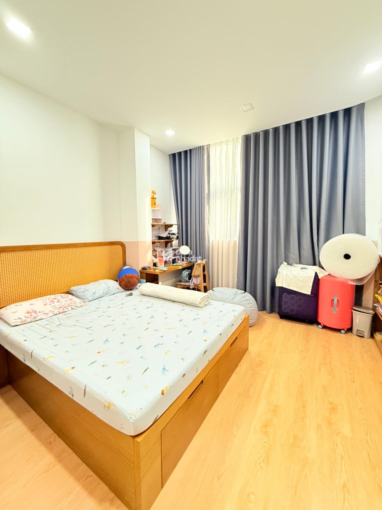 BA THÁNG HAI- P.11 - Q. 10 - HẺM XE HƠI -DT: 4.2*13M- 5 TẦNG - 16 TỶ