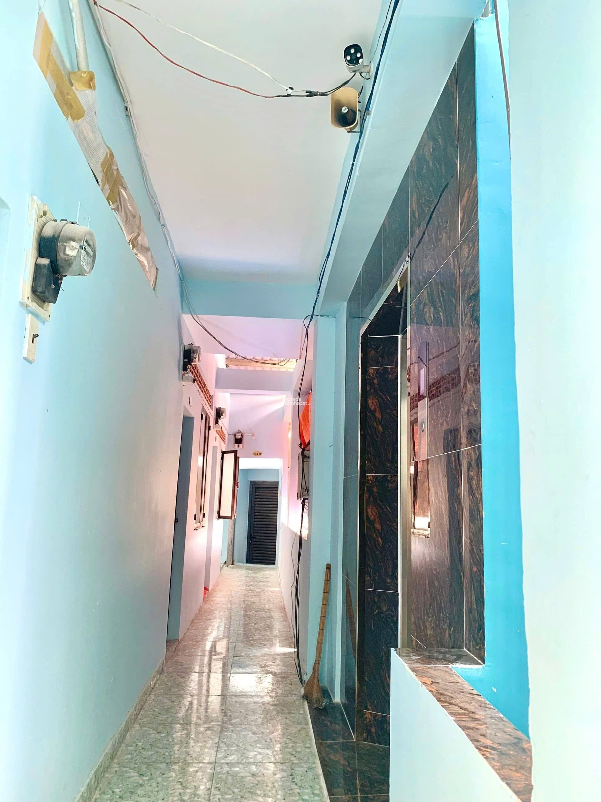 Đến xem phòng máy lạnh, có thang máy. Giá phòng dao động từ 2tr2 -3tr3