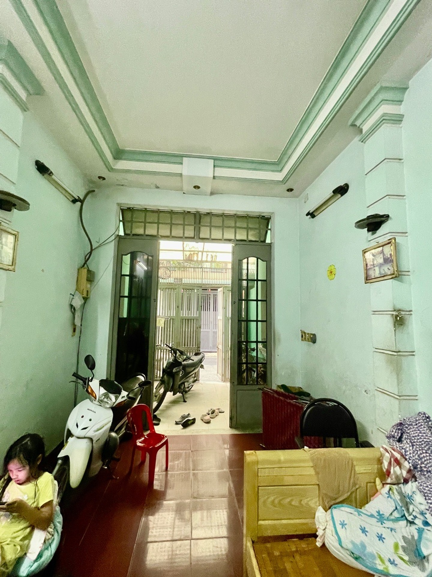 HXH 6m Đồng Xoài, thông chợ Hoàng Hoa Thám, 65m2, 3 tầng, 4PN, kiên cố, 9.8 tỷ TL