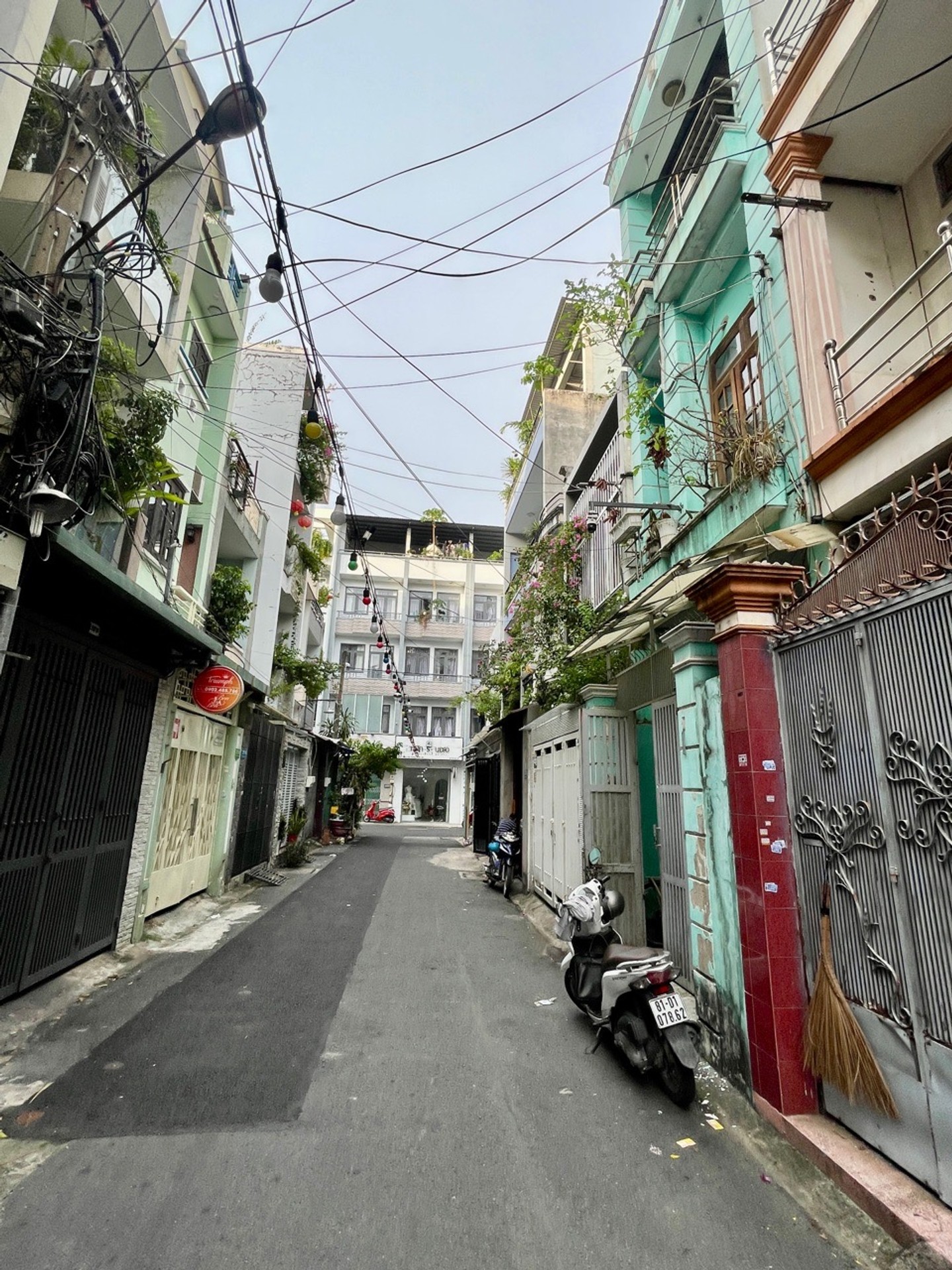 HXH 6m Đồng Xoài, thông chợ Hoàng Hoa Thám, 65m2, 3 tầng, 4PN, kiên cố, 9.8 tỷ TL