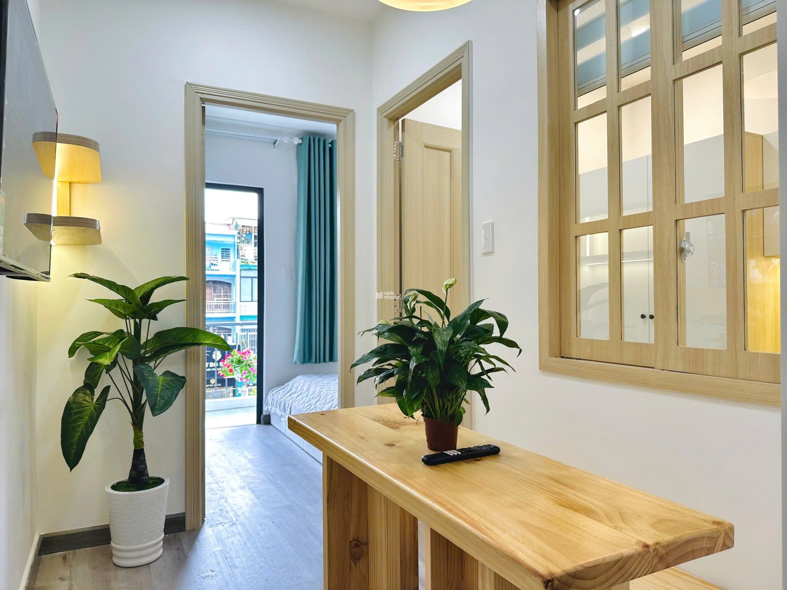 Cho thuê Căn hộ 2PN đầy đủ nội thất, ban công gần đh Kinh tế, Vòng xoay Dân chủ Quận 10
