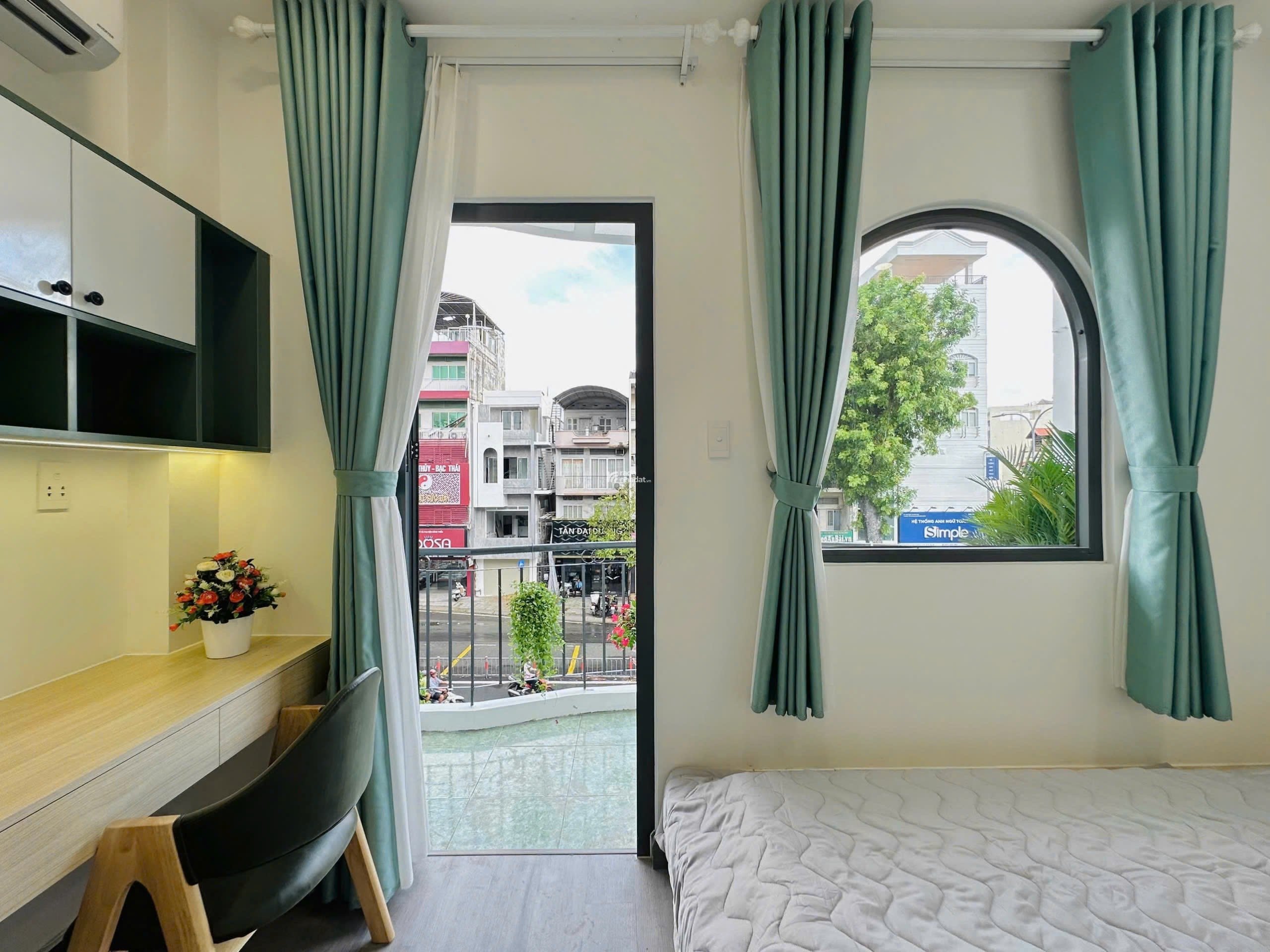 Cho thuê Căn hộ 2PN đầy đủ nội thất, ban công gần đh Kinh tế, Vòng xoay Dân chủ Quận 10