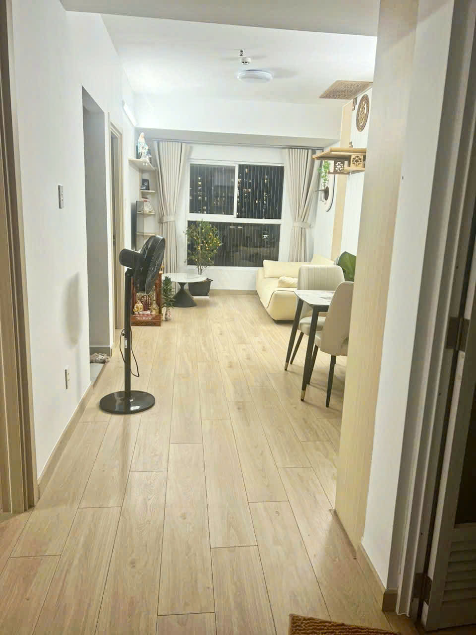  Căn hộ 2 phòng ngủ - 2 WC, chủ nhà đã decor lại xinh xịn ở ngay