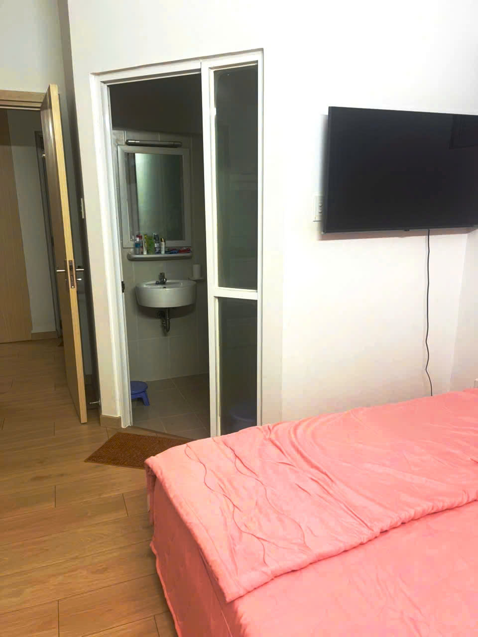  Căn hộ 2 phòng ngủ - 2 WC, chủ nhà đã decor lại xinh xịn ở ngay