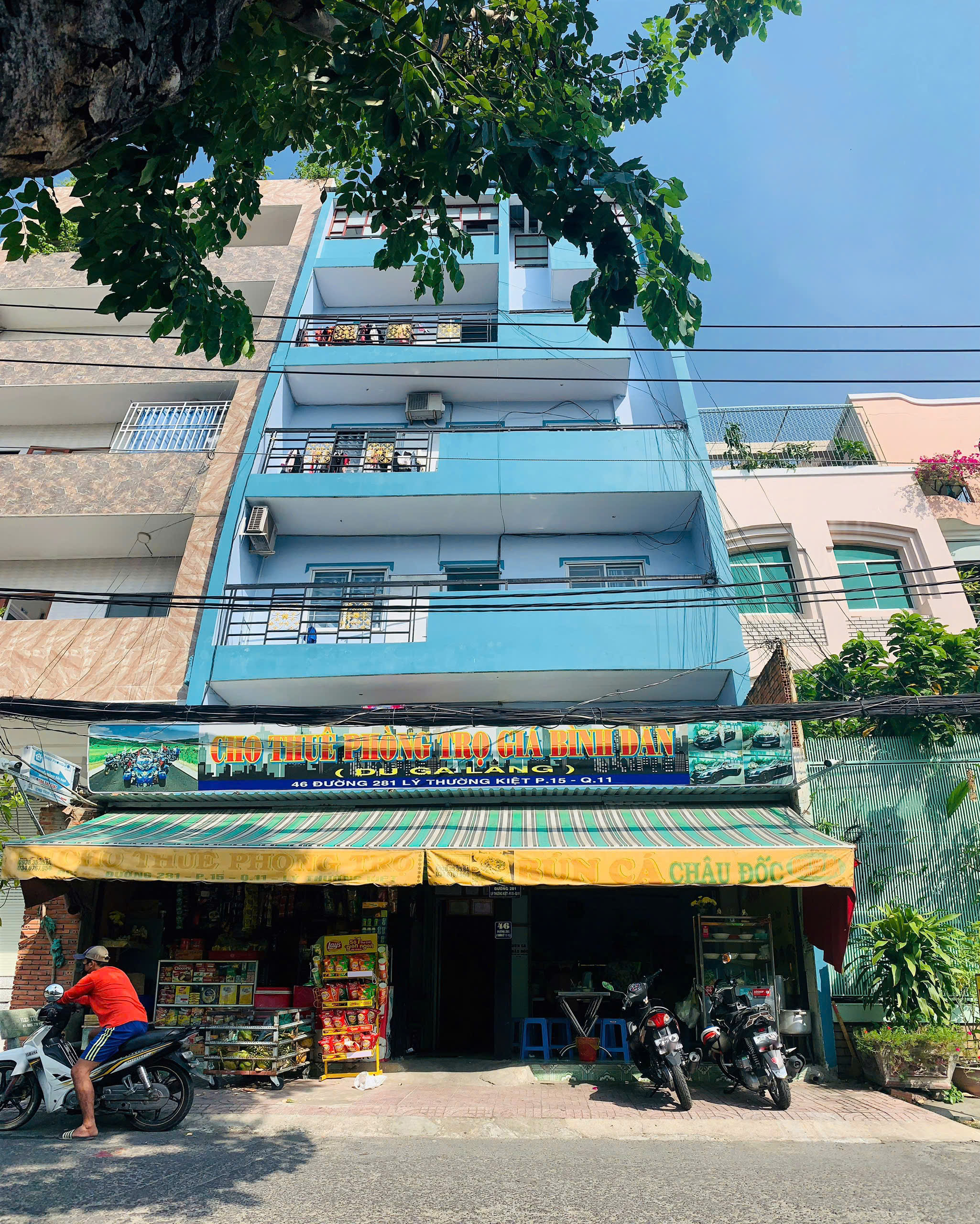 Còn phòng cho thuê giá rẻ, nvs riêng bên trong phòng giáp Q10 và QTB