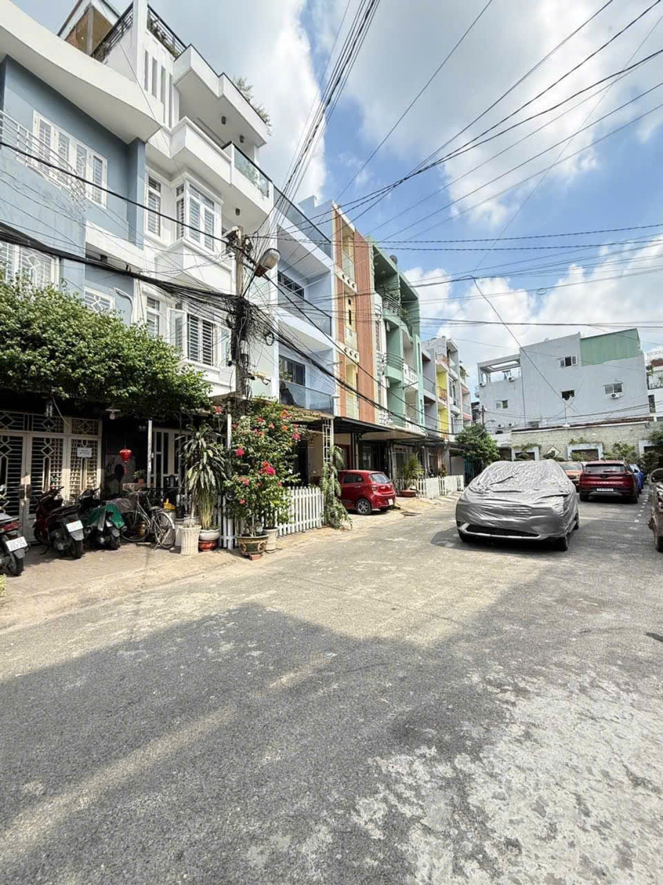 Nhà khu biệt lập Trịnh Đình Trọng, bảo vệ 24/24, 80m2, 3 tầng, 3PN, nhà đẹp, Chỉ 10.8 tỷ TL