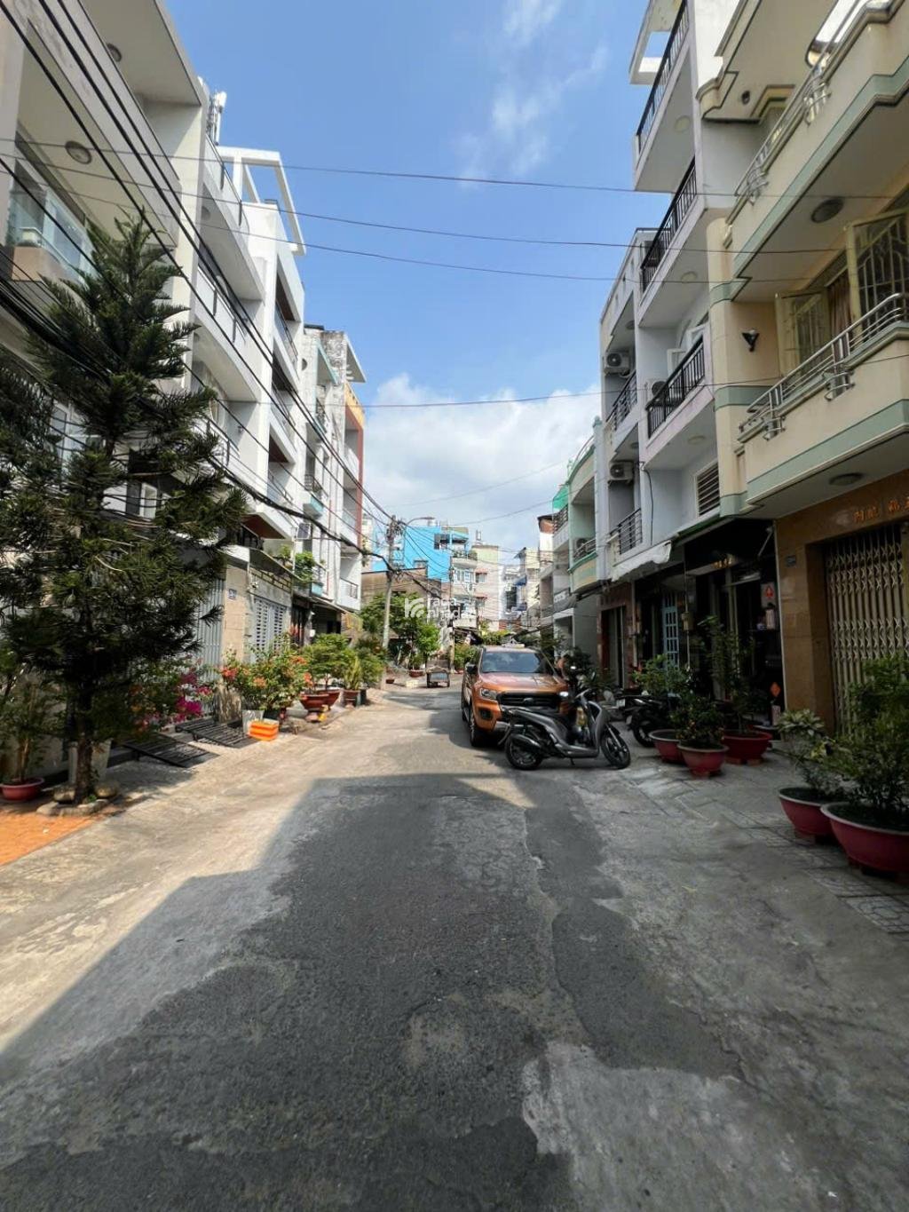 Kết cấu: 1 trệt, lửng, 2 lầu sân thượng BTCT, 3PN, 4WC