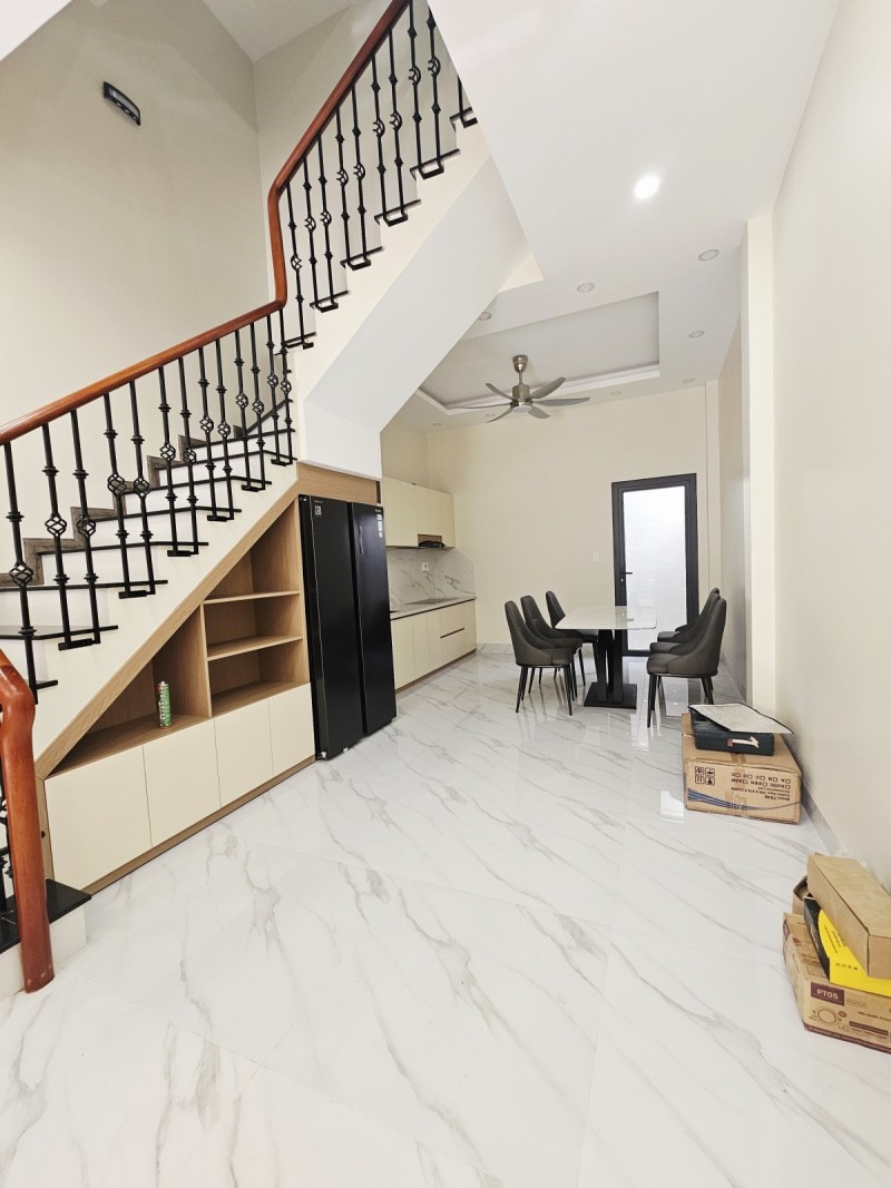 Bán Nhà 3 Tầng - OTO Ngủ trong sân - Sát Vinhomes Q9. Giá Nhỉnh 5 Tỷ 