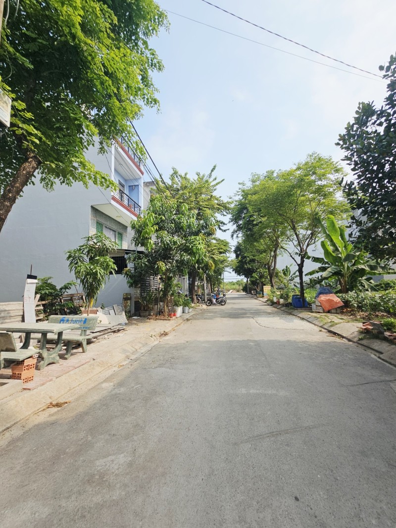 Bán Nhà 3 Tầng - OTO Ngủ trong sân - Sát Vinhomes Q9. Giá Nhỉnh 5 Tỷ 