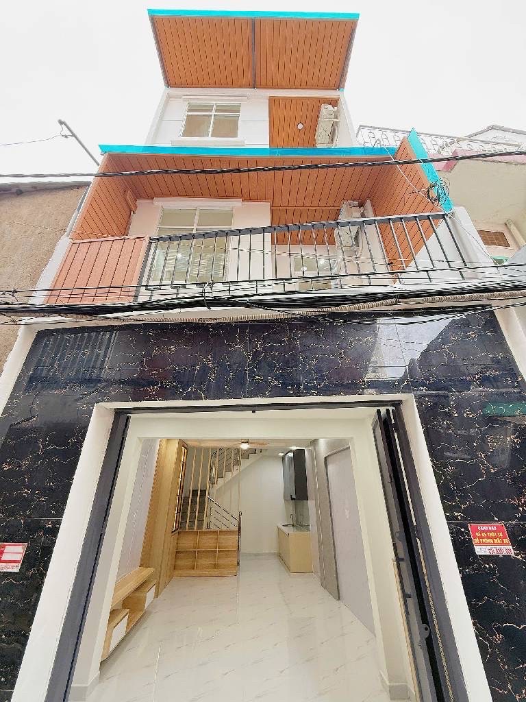 Nhà 1 trệt 2 lầu vào ở ngay, kiên cố chắc chắn 2 phòng ngủ 2 wc.  Diện tích 4 x 8.6  32 m2.  Nhà