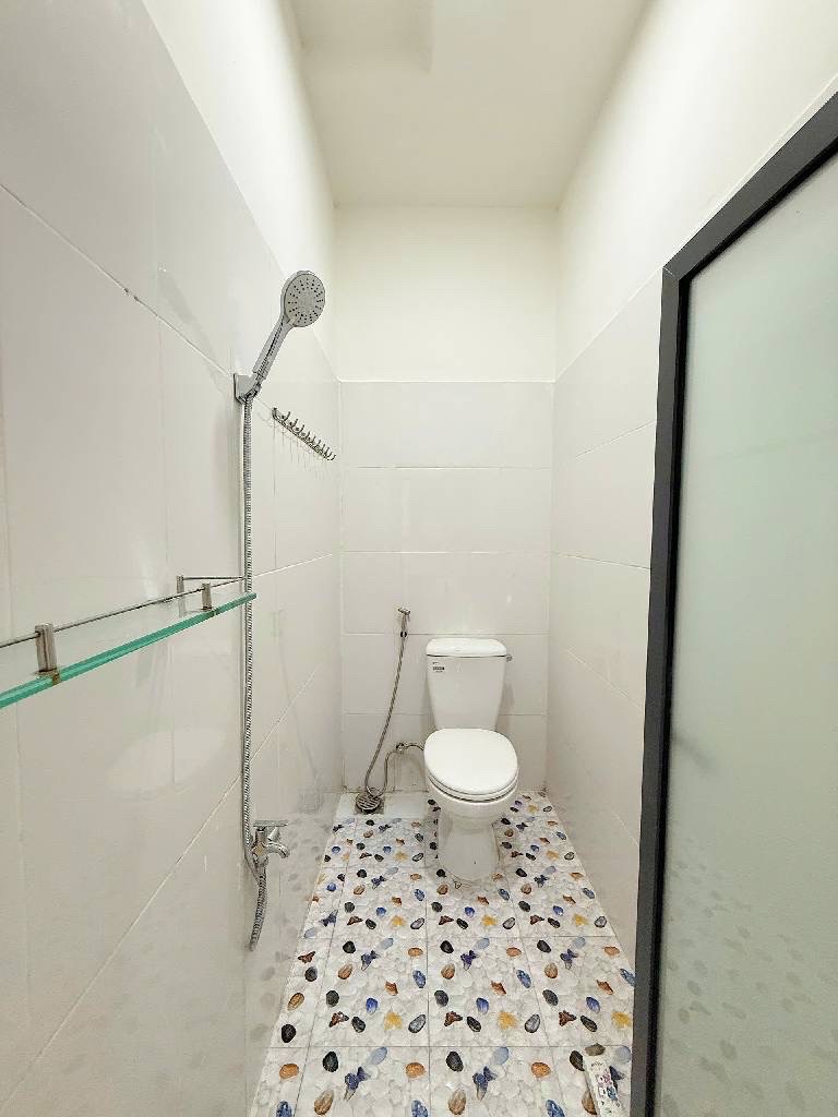 Nhà 1 trệt 2 lầu vào ở ngay, kiên cố chắc chắn 2 phòng ngủ 2 wc.  Diện tích 4 x 8.6  32 m2.  Nhà