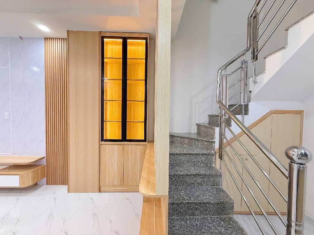 Nhà 1 trệt 2 lầu vào ở ngay, kiên cố chắc chắn 2 phòng ngủ 2 wc.  Diện tích 4 x 8.6  32 m2.  Nhà