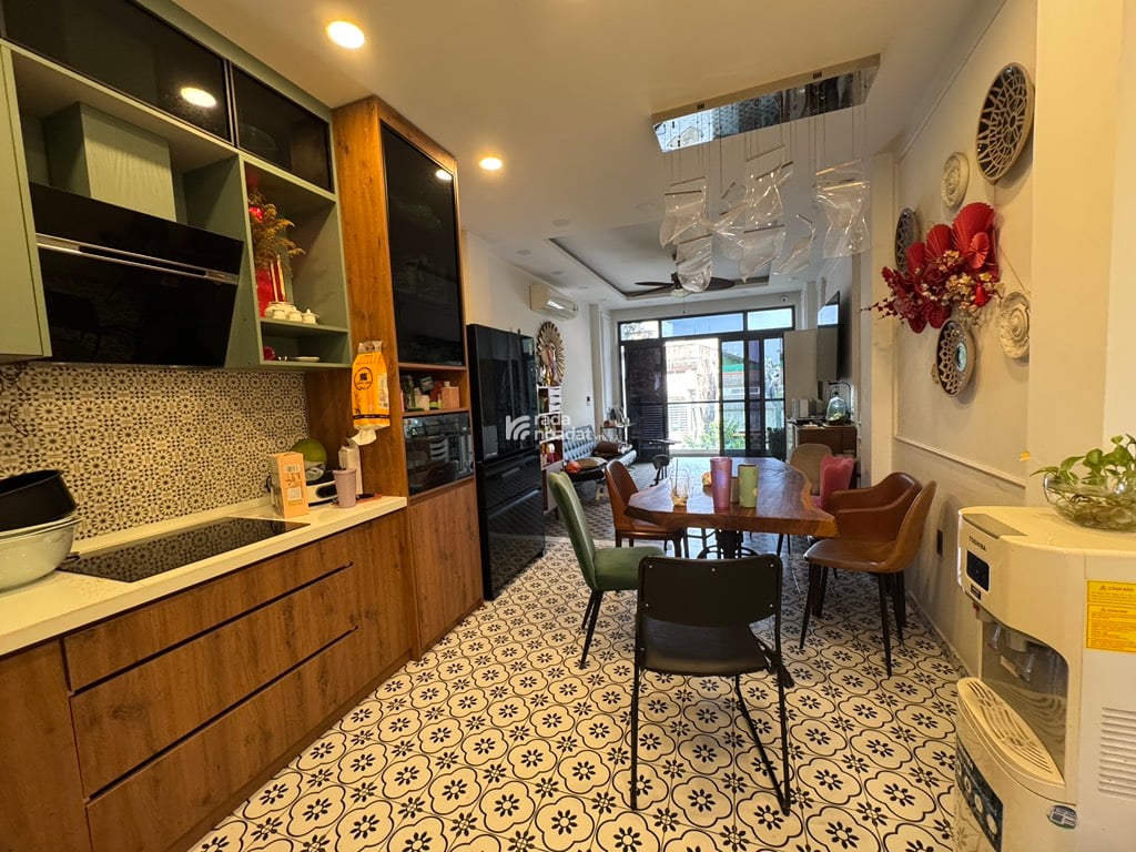 VỊ TRÍ ĐẸP, Ở VÀ KINH DOANH SIÊU TỐT - NHÀ 7 TẦNG MỚI ĐẸP THANG MÁY -  NGÃ 7 LÝ THÁI TỔ