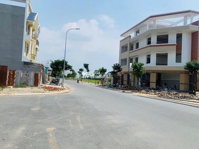 LOA LOA LOA ! Bán gấp nền kinh doanh mặt tiền 6x17,5m view hồ