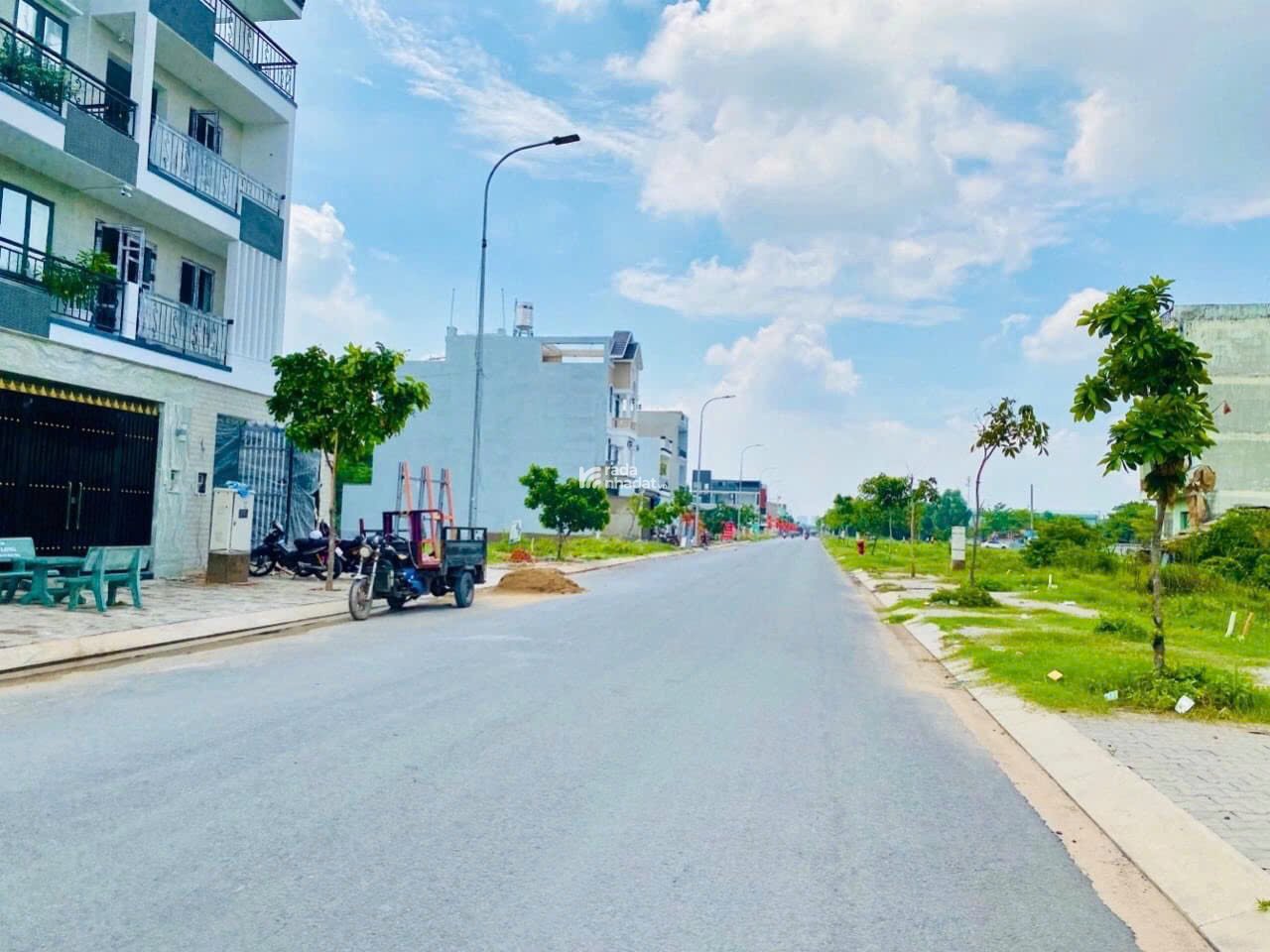 LOA LOA LOA ! Bán gấp nền kinh doanh mặt tiền 6x17,5m view hồ