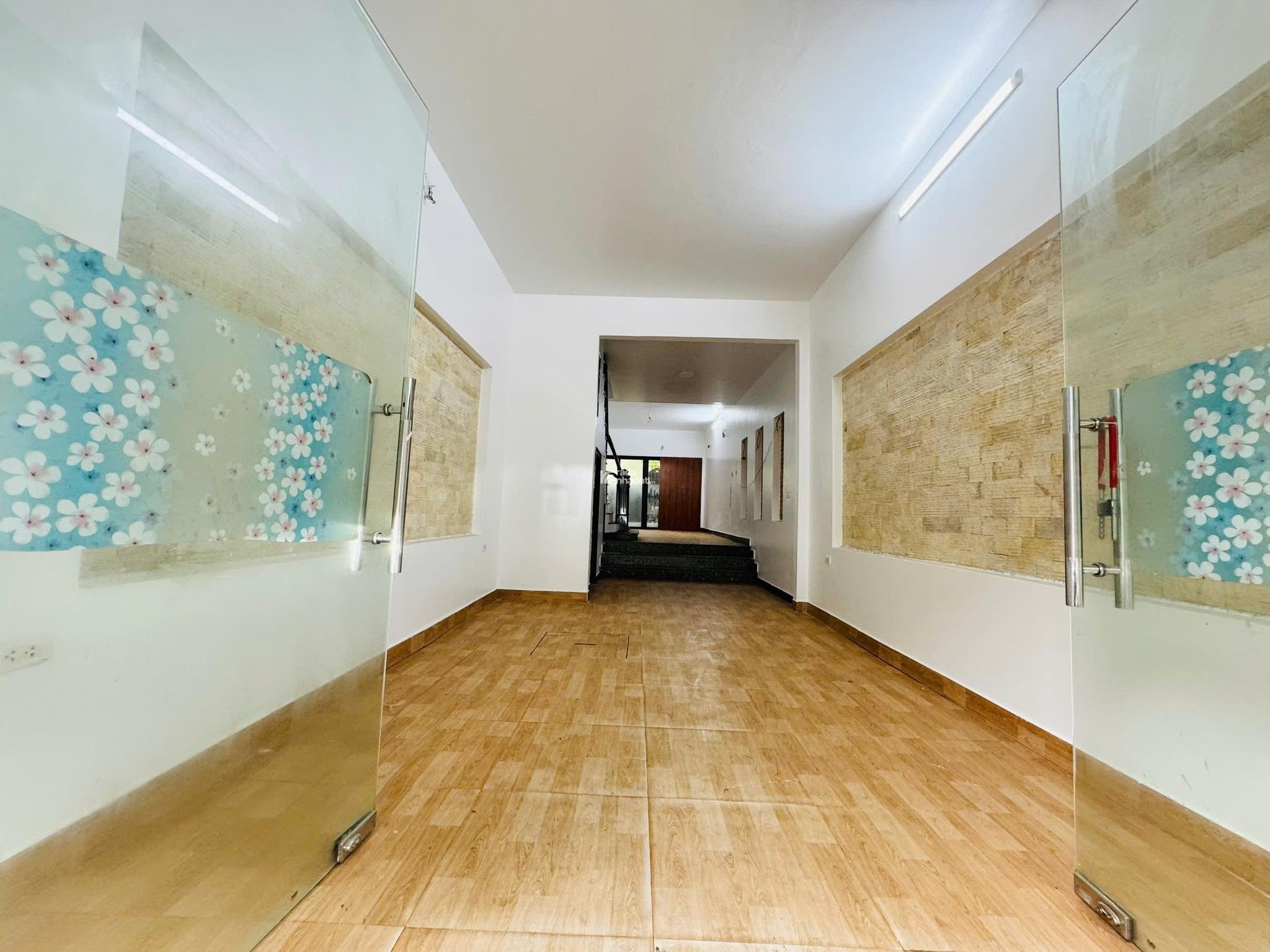 BÁN NHÀ Ở CẦU GIẤY 5 TẦNG -  RỘNG 51M2 -  OTO ĐỖ CỬA - NGÕ KINH DOANH - 