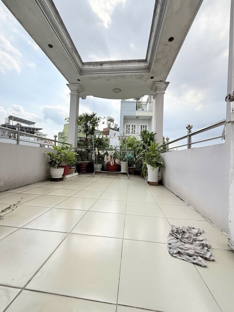  Vị trí: Hẻm 6m thông, xe hơi tới tận cửa, cách mặt tiền Lạc Long Quân chỉ 30m, sát chợ ,