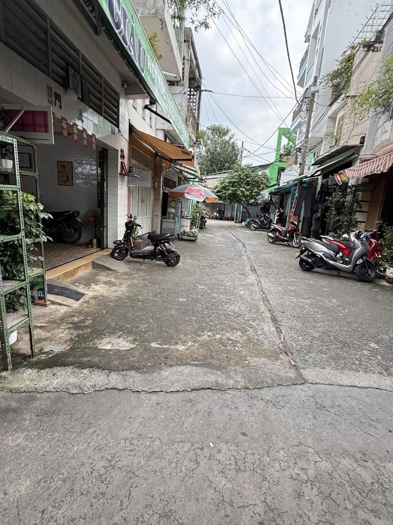  Vị trí: Hẻm 6m thông, xe hơi tới tận cửa, cách mặt tiền Lạc Long Quân chỉ 30m, sát chợ ,