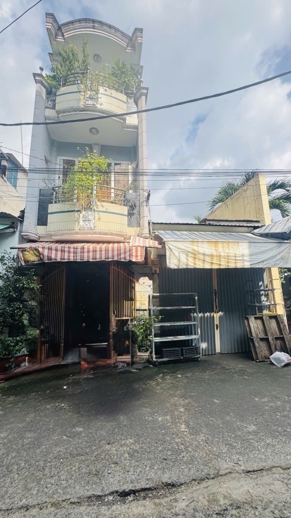  Vị trí: Hẻm 6m thông, xe hơi tới tận cửa, cách mặt tiền Lạc Long Quân chỉ 30m, sát chợ ,