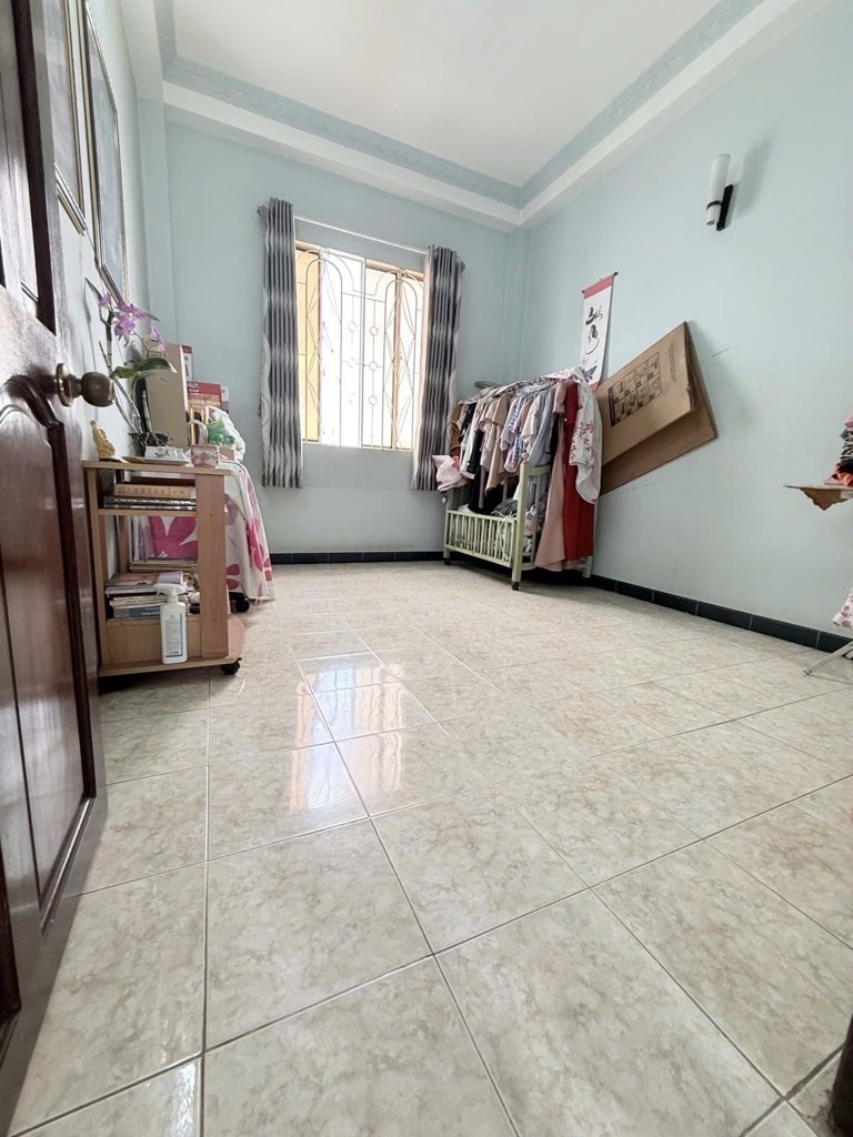  Vị trí: Hẻm 6m thông, xe hơi tới tận cửa, cách mặt tiền Lạc Long Quân chỉ 30m, sát chợ ,