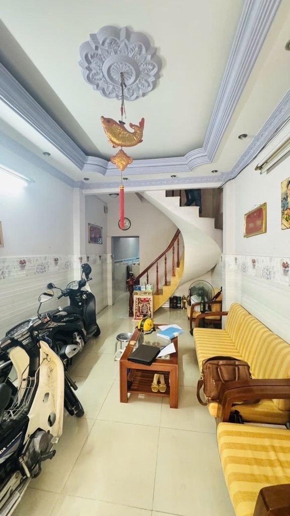  Vị trí: Hẻm 6m thông, xe hơi tới tận cửa, cách mặt tiền Lạc Long Quân chỉ 30m, sát chợ ,