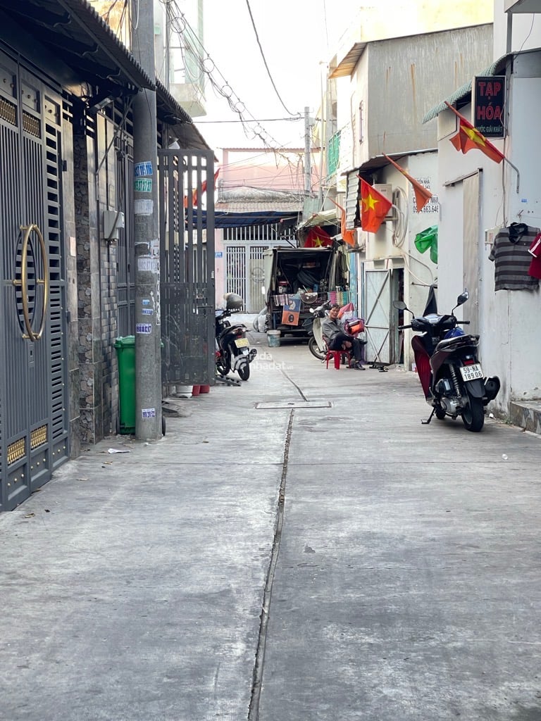 Chủ kẹt bán gấp nhà 18b hẻm xe hơi SHR 