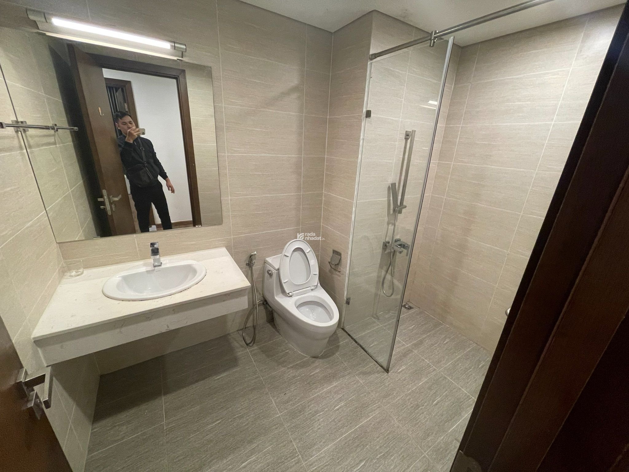 Cho thuê chung cư 2 ngủ, 2 vệ sinh, 78m2, có đầy đủ nội thất mới, thoáng, tại đường Hoàng Ngân