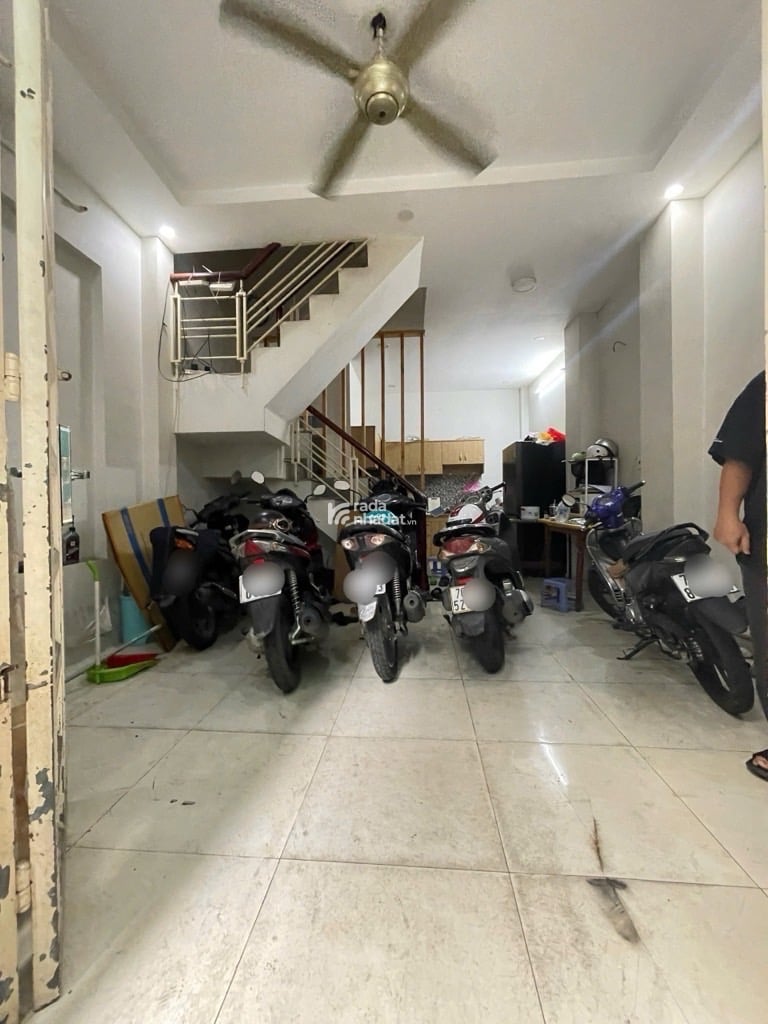 Kết cấu 1 trệt 2 lầu, 2 sân thượng trước sau đúc BTCT. Gồm: 4PN, 4WC, bếp, phòng khách.  