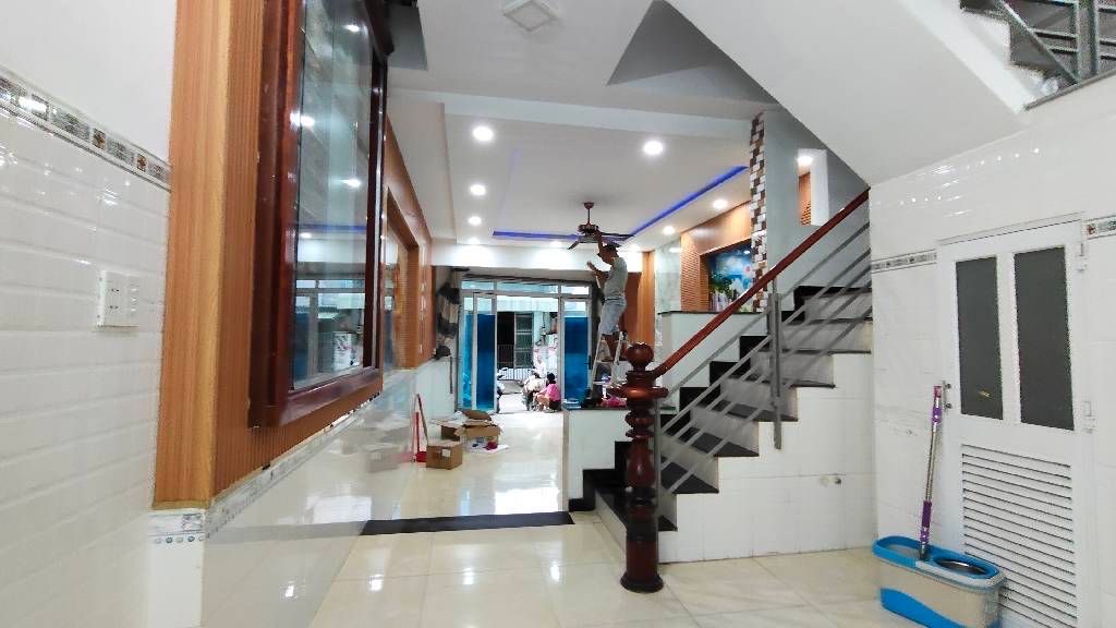 -Mô tả:,-Vị trí :   Nhà mặt tiền đường 6m xe ôtô tránh nhau,  -Kết cấu: Nhà 4 tầng mới xây 
