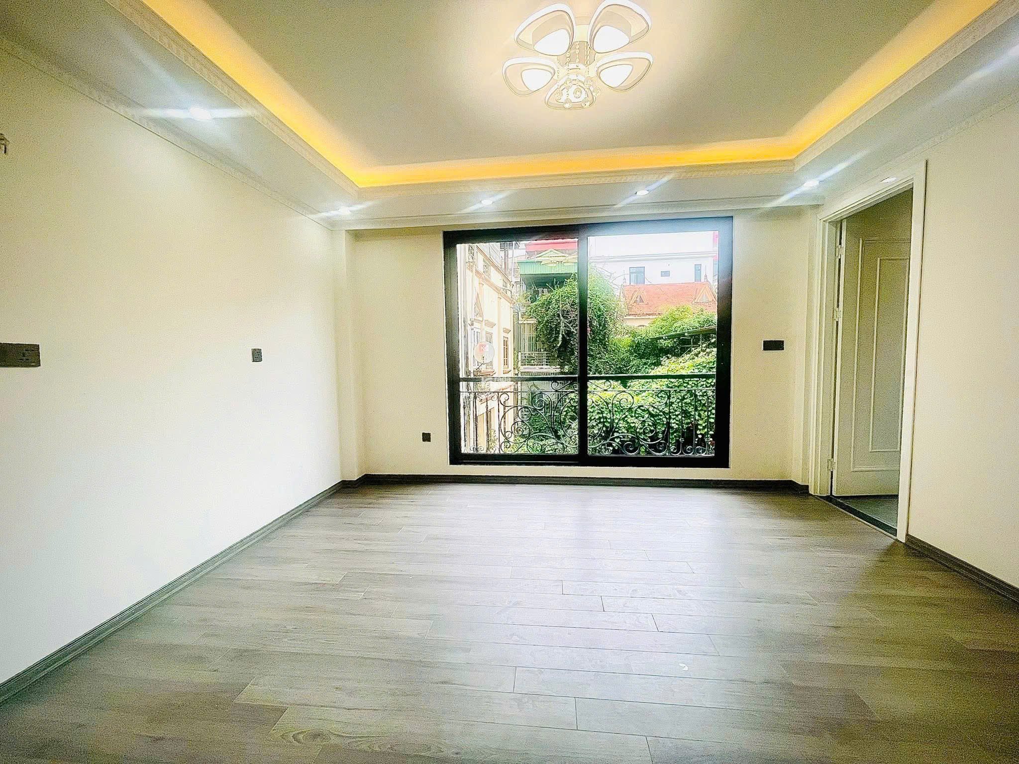 Chỉ hơn 10 tỷ nhà đẹp thang máy ngõ 169 Thái Hà 40m 6T mới MT 7m ô tô KD