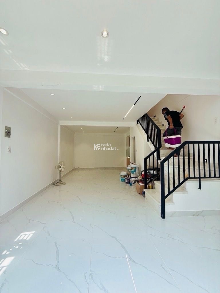Bán nhà Quận 7 bám sát mặt tiền đường lớn ngang 4.5m dài 8.5m nhà 2 tầng 2 phòng ngủ mới đẹp chỉ 4 