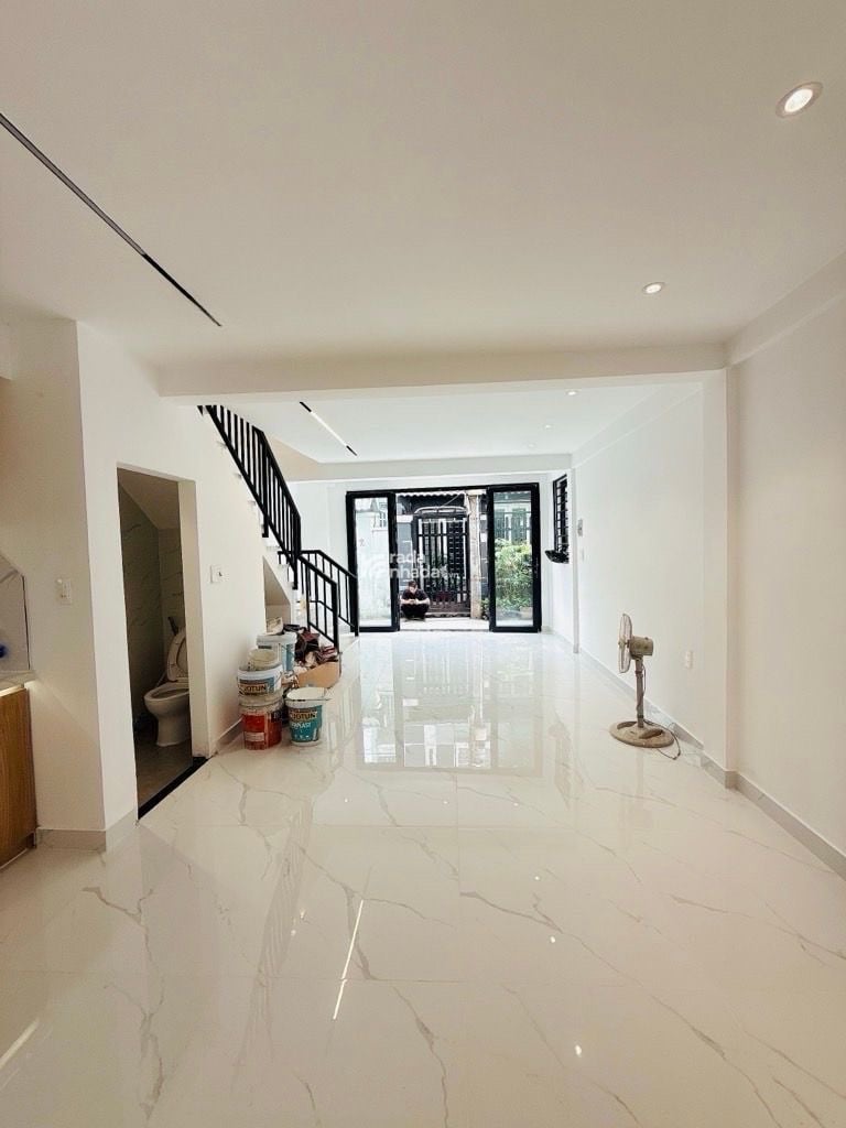 Bán nhà Quận 7 bám sát mặt tiền đường lớn ngang 4.5m dài 8.5m nhà 2 tầng 2 phòng ngủ mới đẹp chỉ 4 