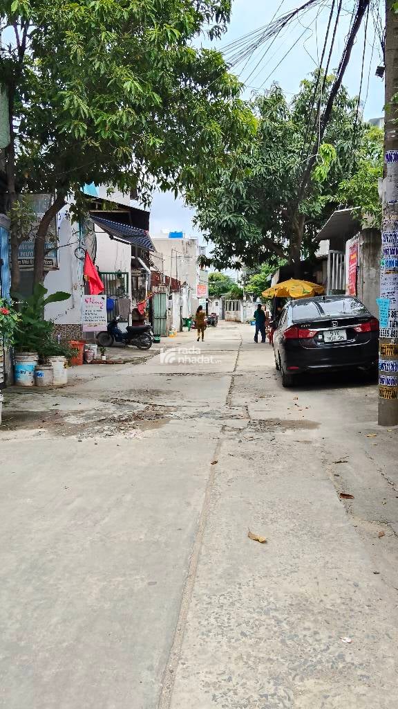 Nhà mặt tiền đường 6m xe ôtô tránh nhau,  -Kết cấu: Nhà 4 tầng mới xây