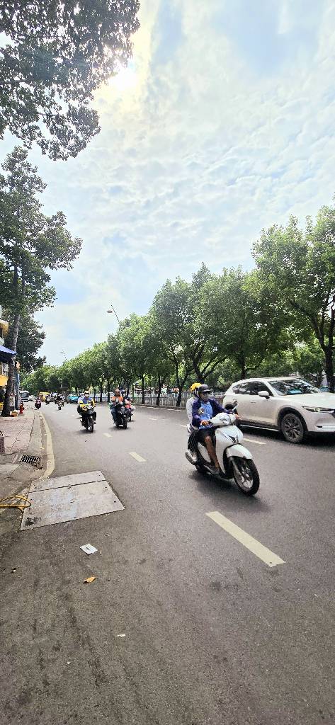 TT TÂN BÌNH - KẾ BÊN QUẬN 3,1,10 - HẺM XE HƠI THÔNG - 3 BƯỚC RA MẶT TIỀN HOÀNG SA 